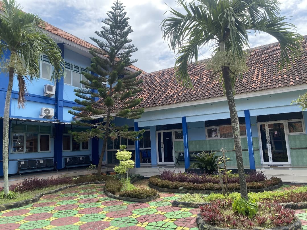 Halaman depan sekolah