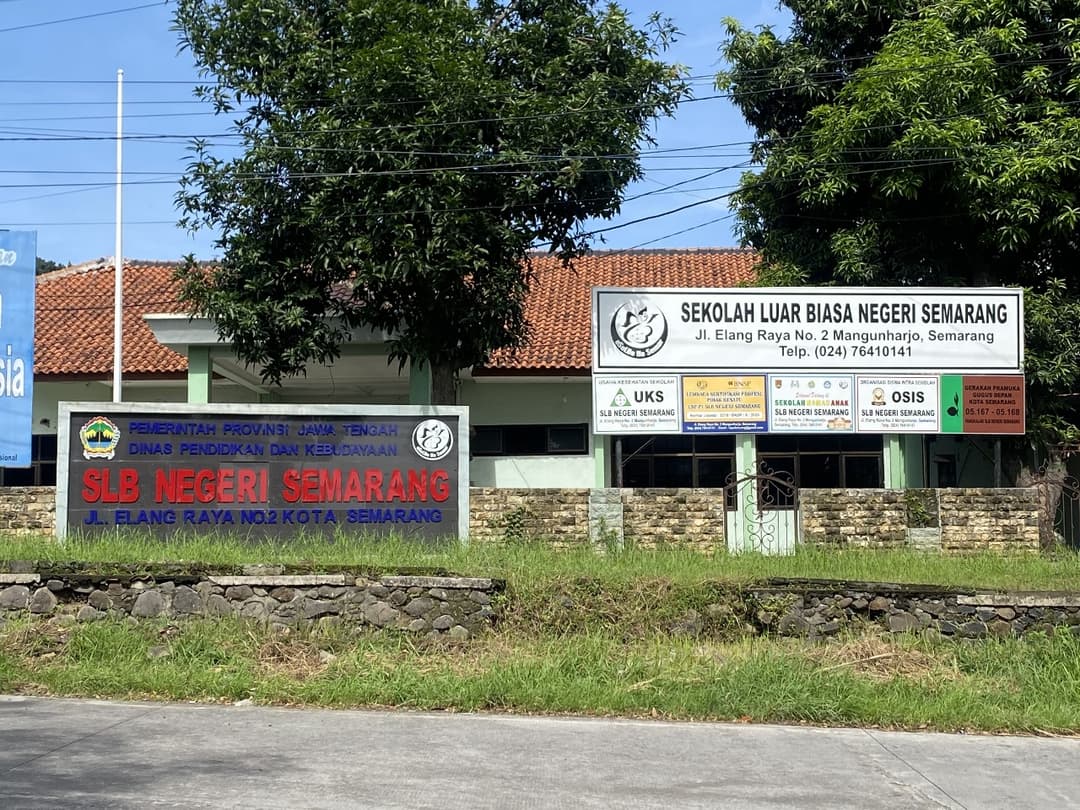 Plang nama sekolah